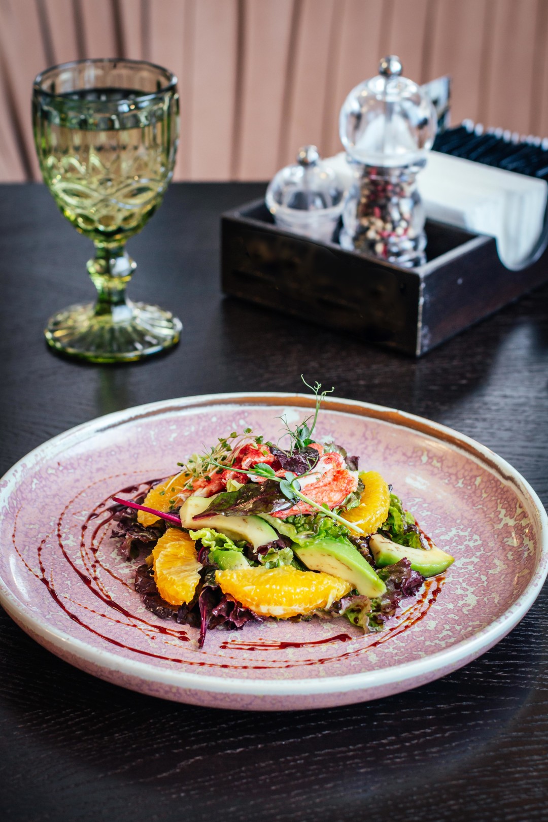 Салат с крабом и авокадо, 540 рублей