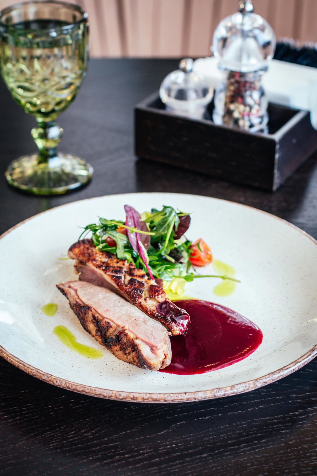 Утиная грудка, томленая в пикантном соусе, 760 рублей