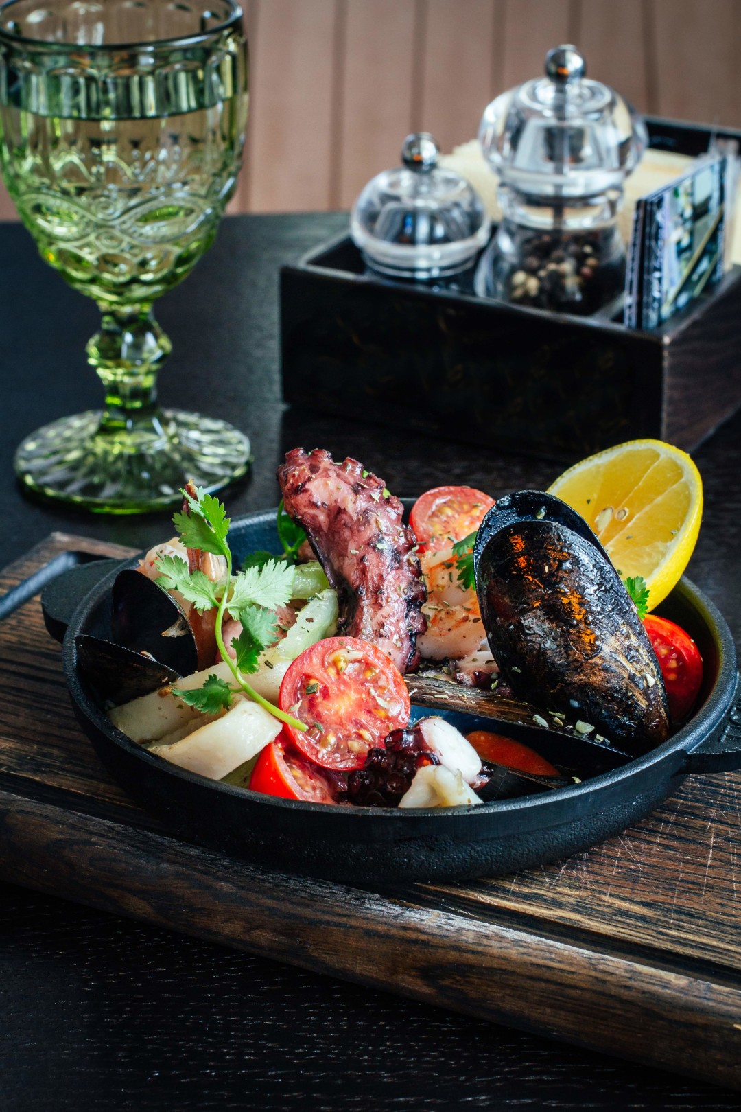 Сковородка с морепродуктами, 780 рублей