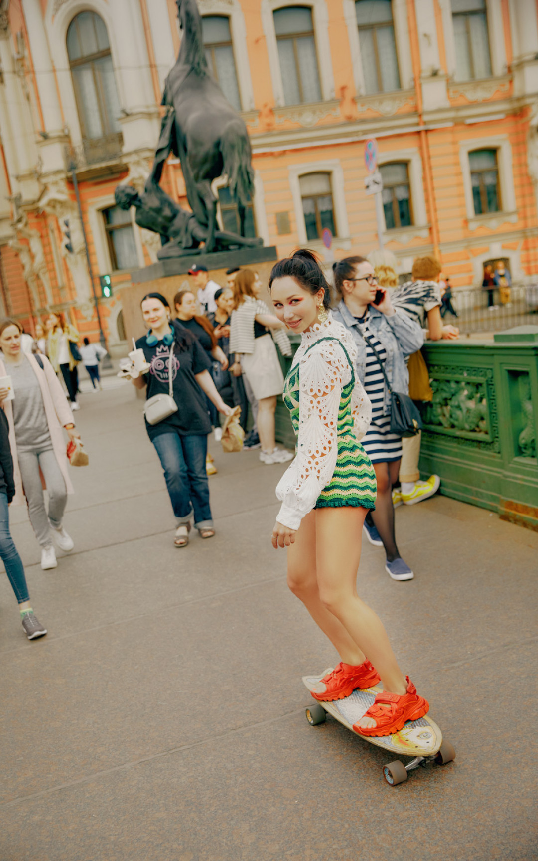 Лиза сфотографирована на Аничковом арочном мосту через реку Фонтанку, который знаменит скульптурными группами «Укрощение коня человеком» Клодта. Да