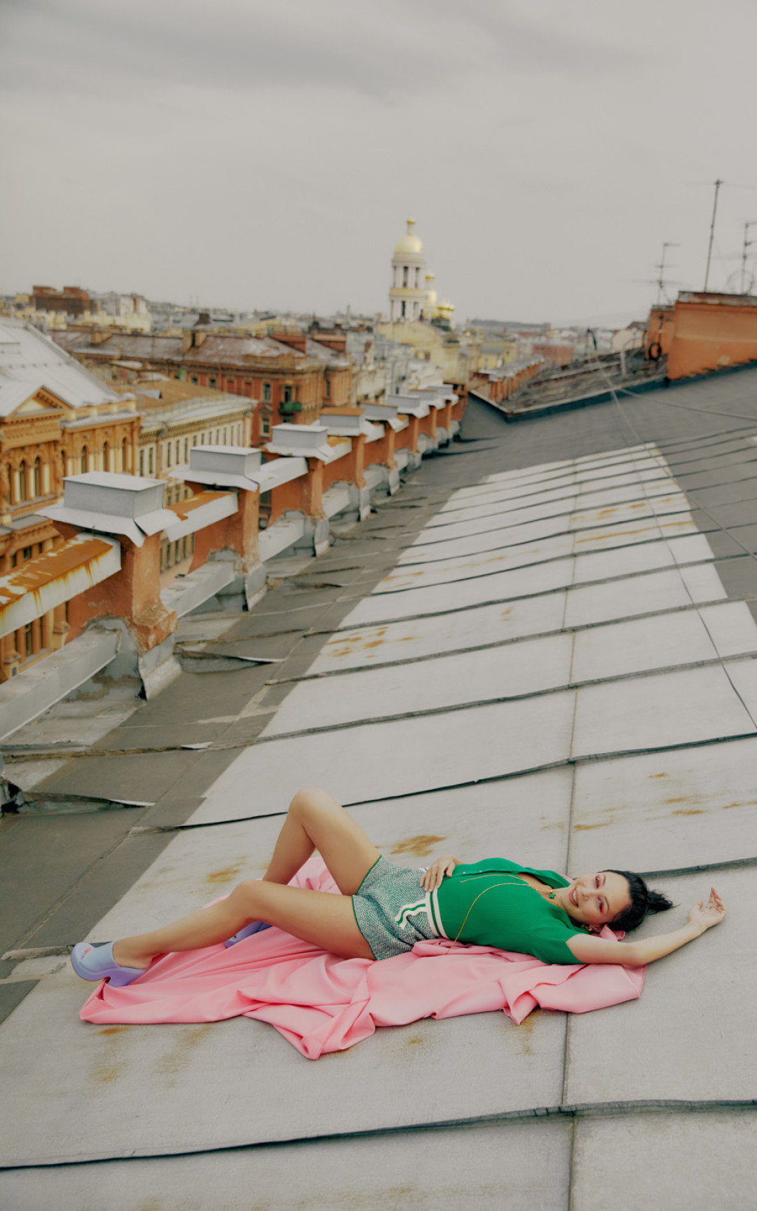 Сабо и цепочка с кулоном Bottega Veneta, серьги Saint Laurent Paris (все — ДЛТ), поло и шорты Maje