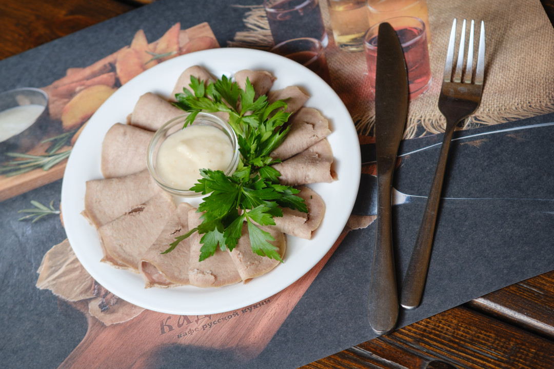 Язык с хреном и зеленью