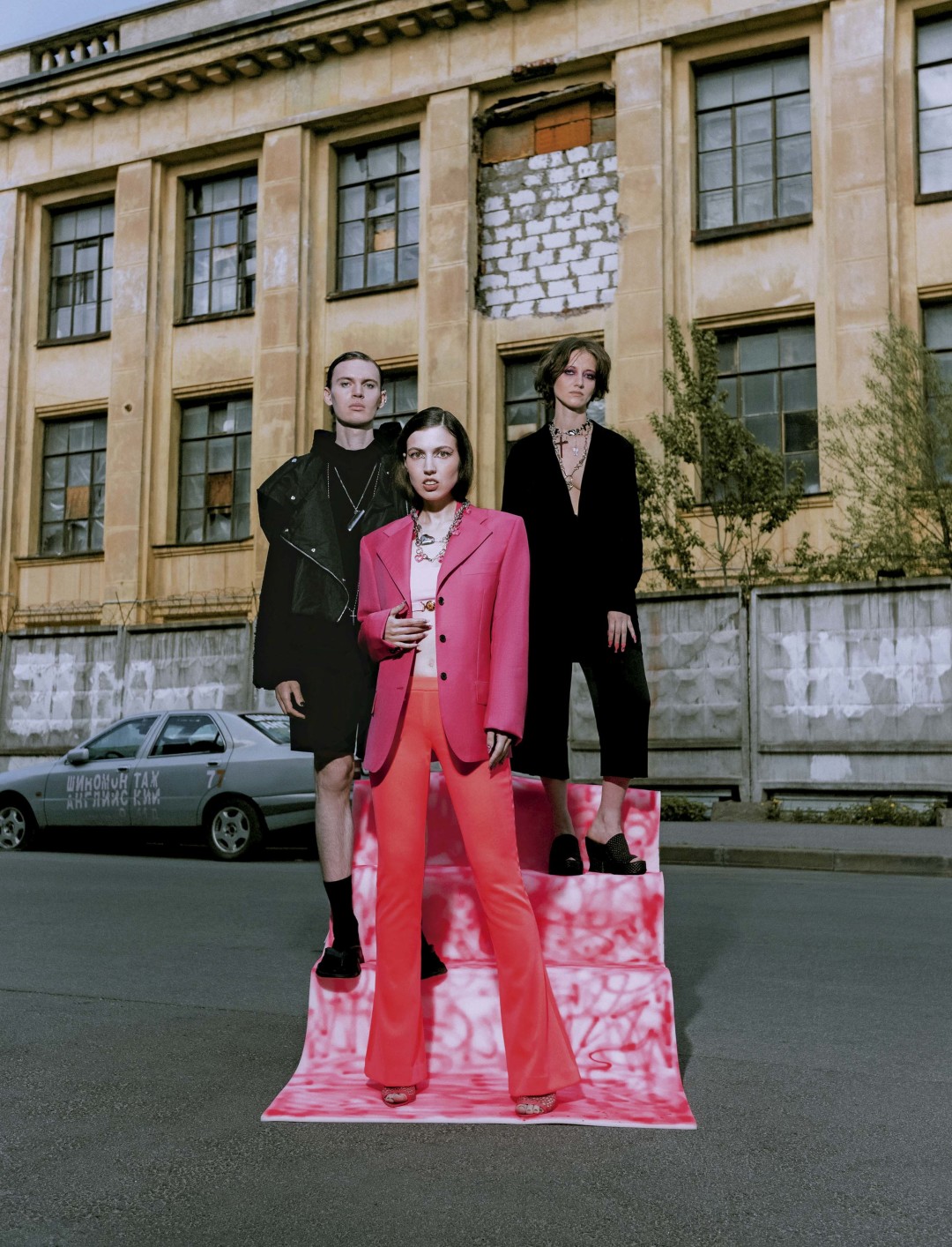 На Жене Кузьмичеве: худи Amiri, жилет Dorothee Schumacher, шорты Givenchy, шлепанцы Balenciaga, цепь с подвеской Ambush, цепь Dzhanelli, кафф и кольцо