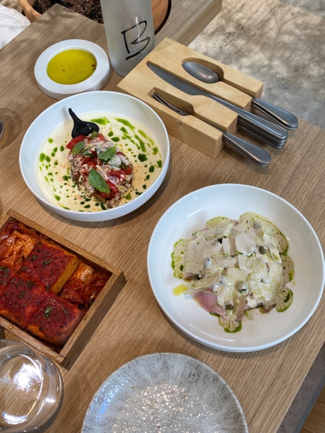 Телятина с соусом из печени трески, жженый боклажан, томатная фокачча