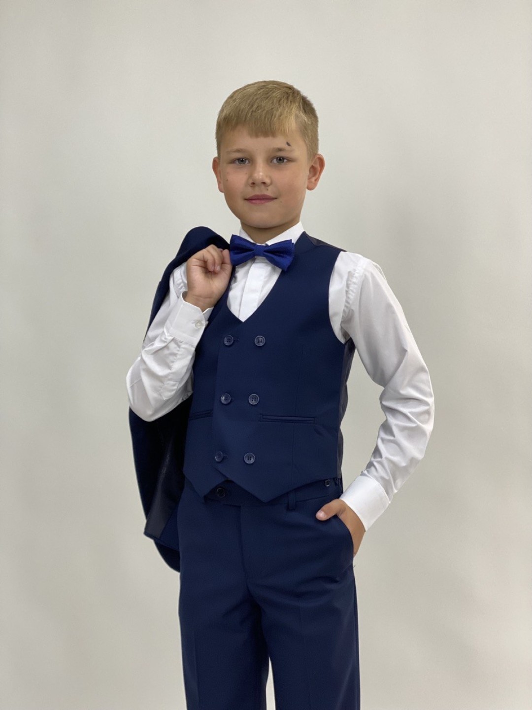 Костюм, 3700 руб., рубашка, 700 руб.