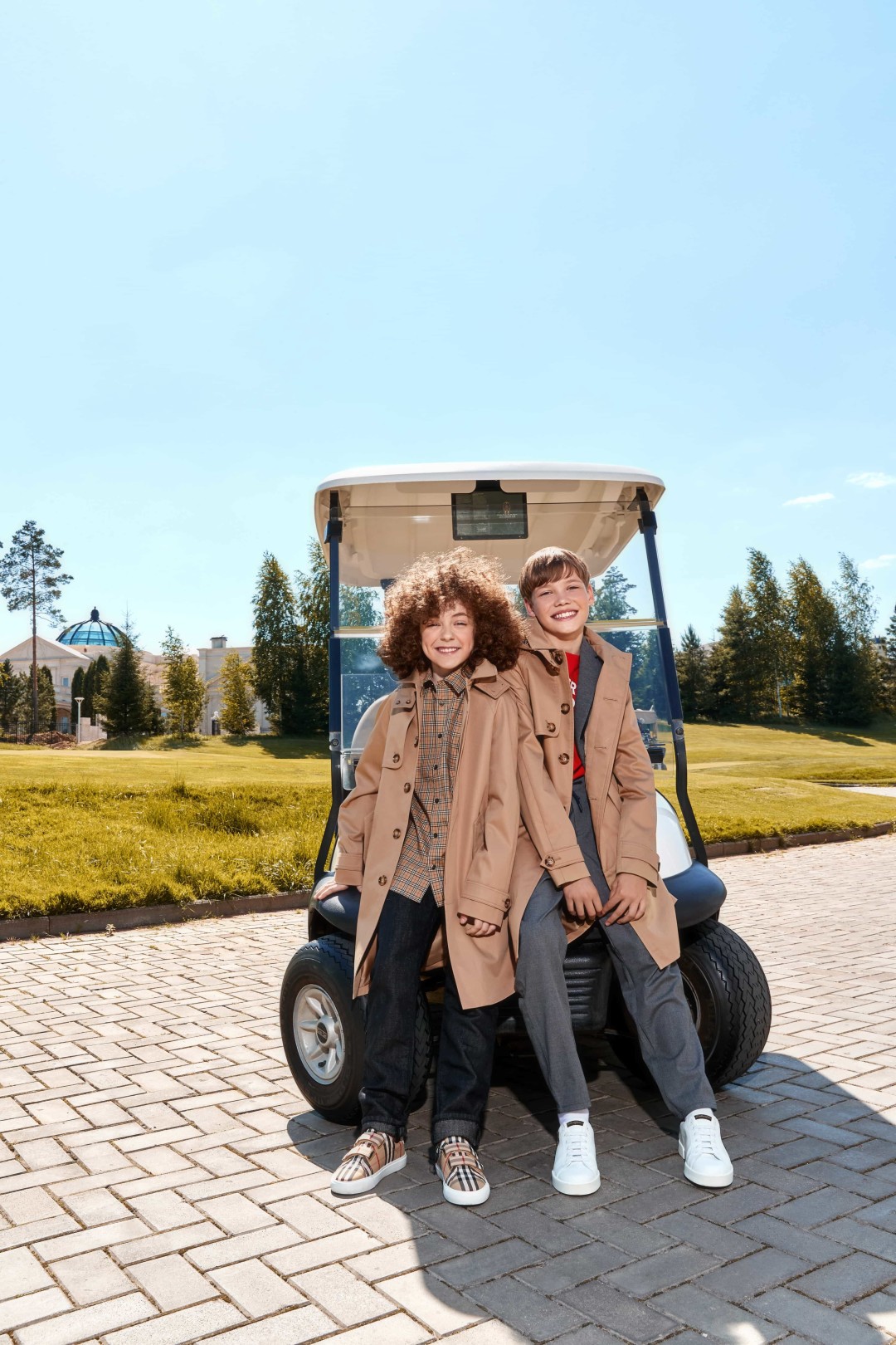 Тренч, рубашка, кеды Burberry, джинсовые брюки Emporio Armani. Тренч, футболка Burberry, пиджак Dal Lago, брюки Emporio Armani, кеды Dolce&Gabbana.