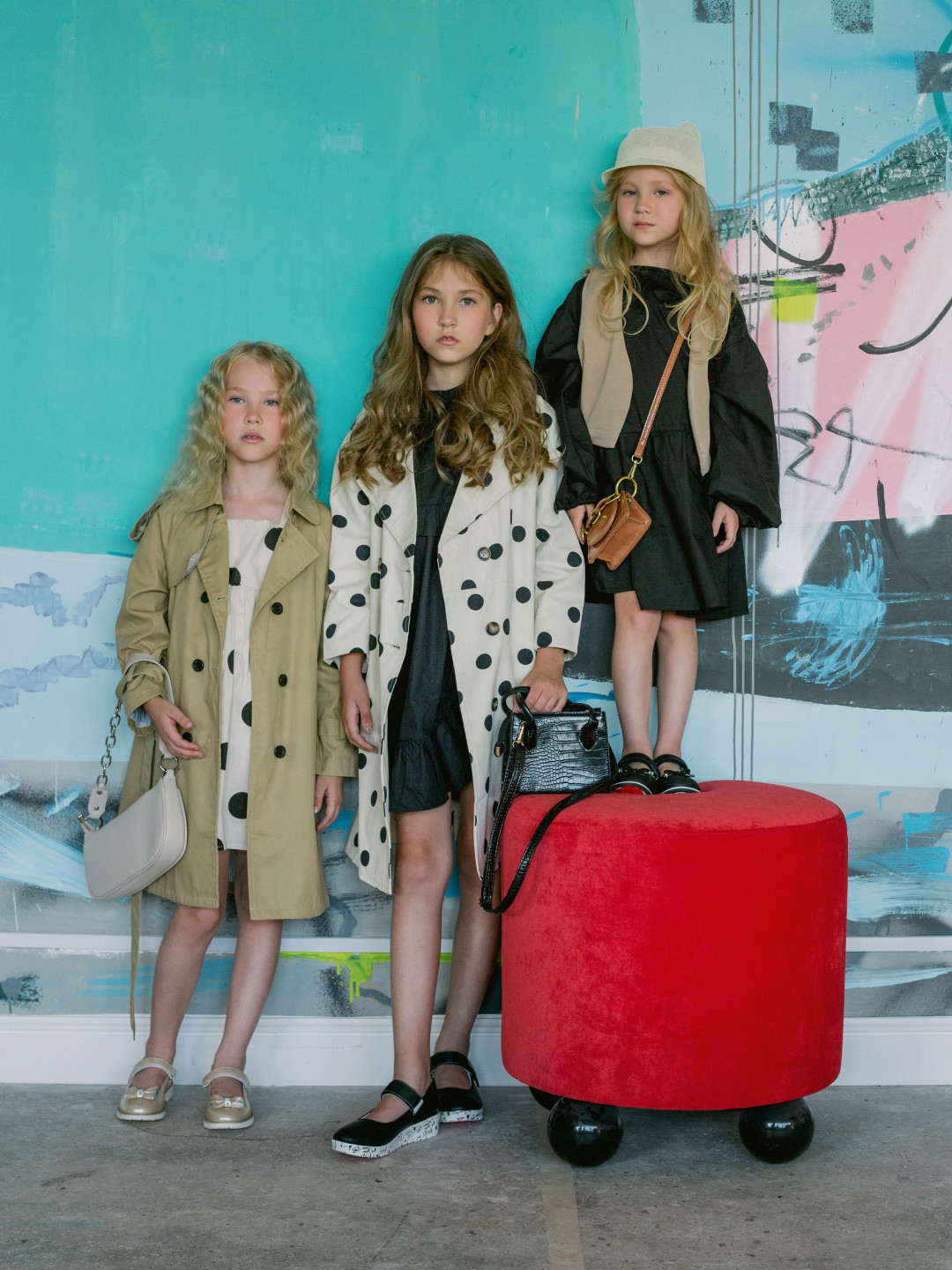 На Маше: платье, тренч, сумка Ami Kids, обувь «Котофей». На Виталине: платье, тренч, сумка Ami Kids, обувь «Котофей». На Нике: жилетка, платье, сумка