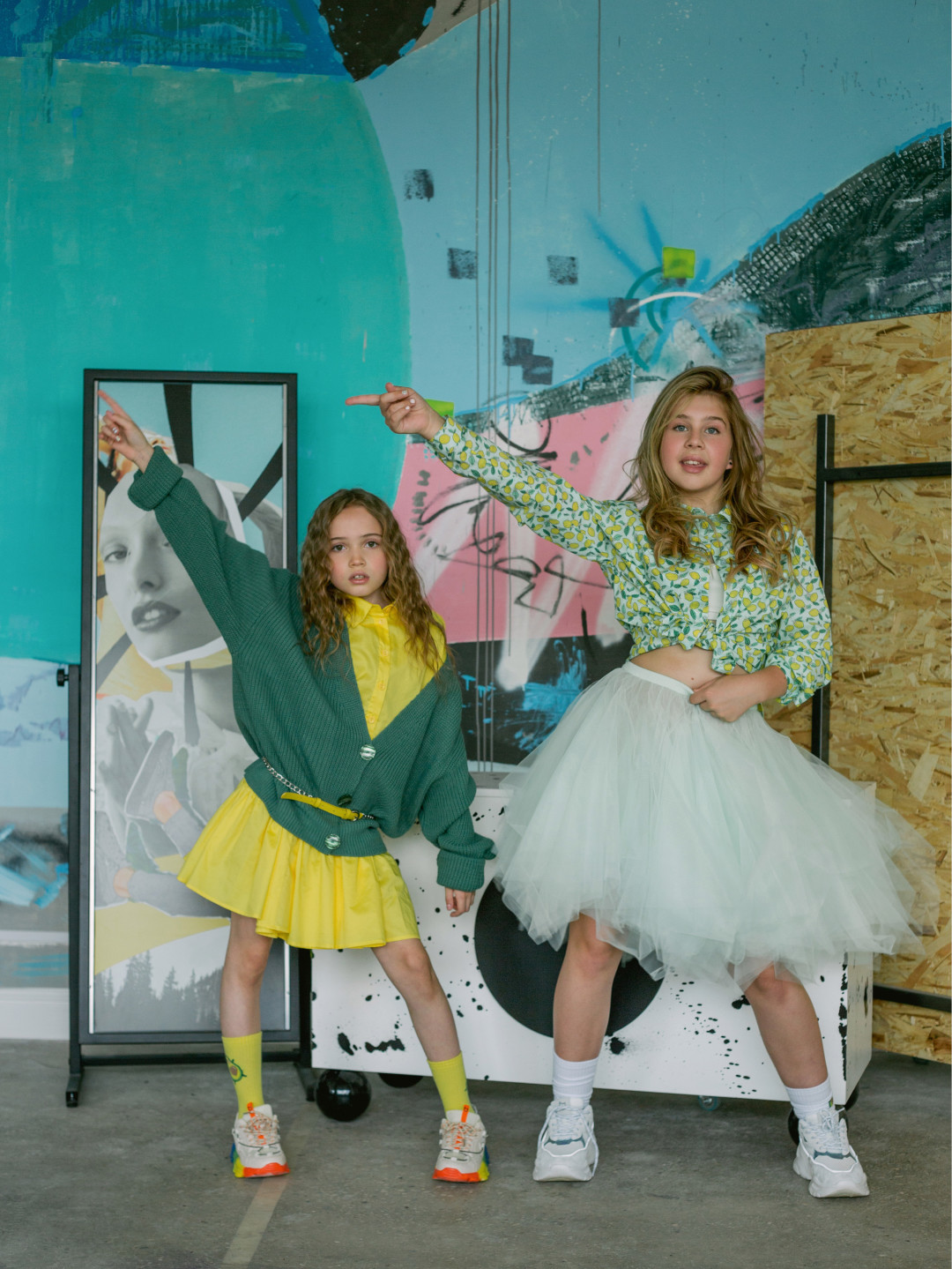 На Аише: платье Dan Maralex, кардиган Solo, обувь «Котофей». На Даше: рубашка Dan Maralex, топ Feelz, юбка Brusnika, обувь «Котофей».