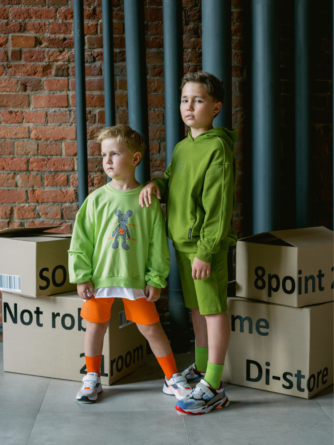 На Радмире: спортивный костюм Ami Kids, обувь «Котофей». На Амире: спортивный костюм Dan Maralex, обувь «Котофей».