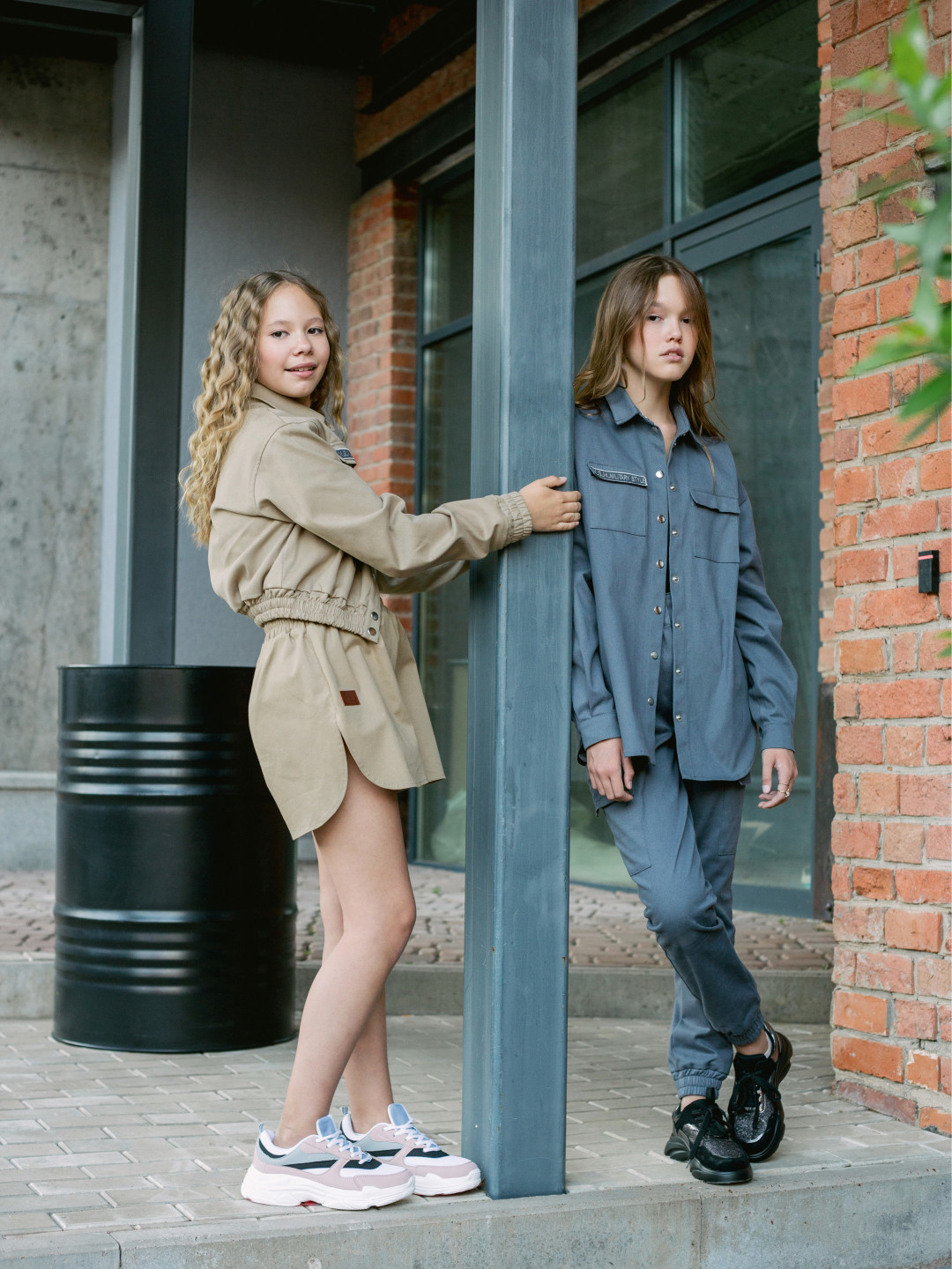 На Софие: куртка, шорты M.G.M. brand, обувь «Котофей». На Самире: рубашка, топ, брюки M.G.M. brand, обувь «Котофей».