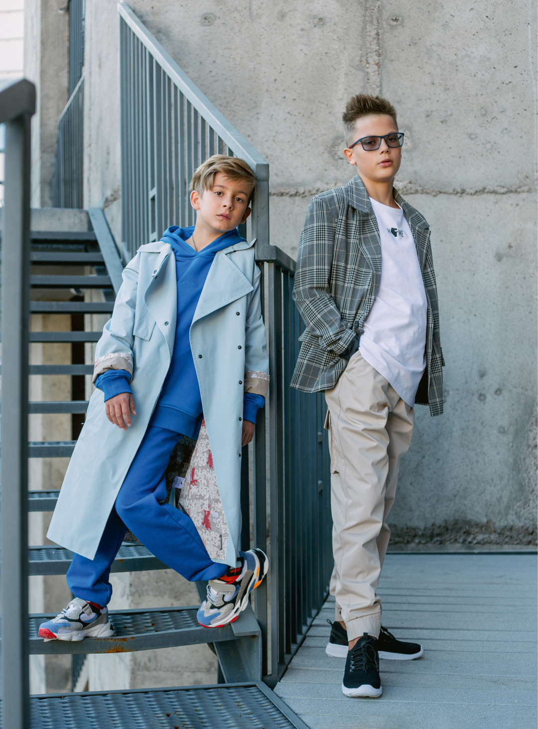 На Матвее: спортивный костюм Dan Maralex, тренч Prairie, обувь «Котофей». На Вове: пиджак Ocean, футболка Home, брюки Ocean, обувь «Котофей».