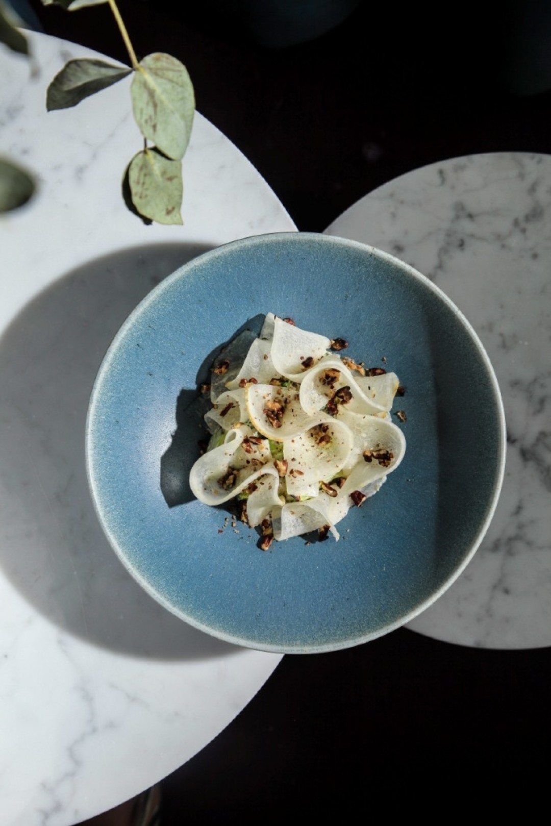 Брокколини, соус из анчоусов, дыня и орех пекан