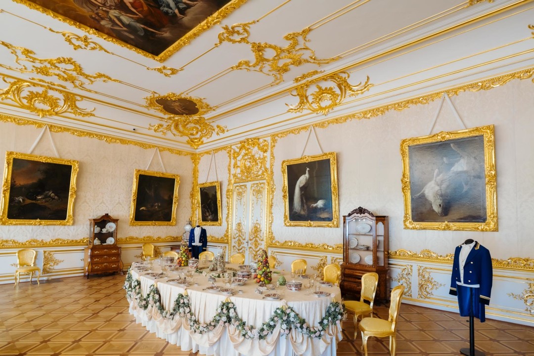 Белая парадная столовая