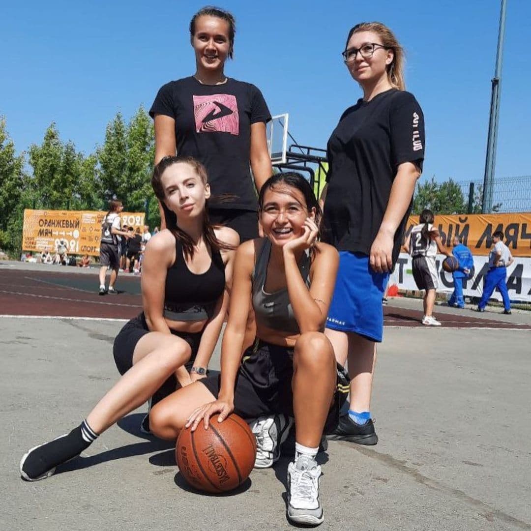 Ангелина Байрашева с подругами на тренировке по баскетболу