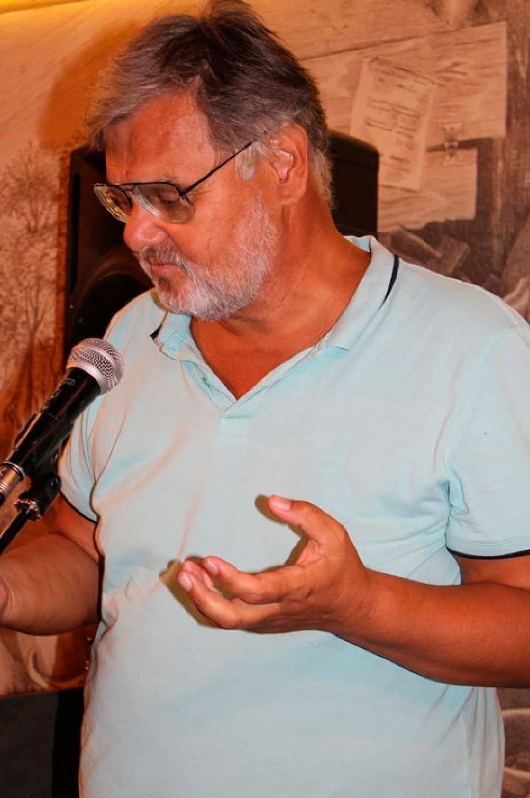 Айдар Хусаинов читает стихи на фестивале «Уфа-Айгир»