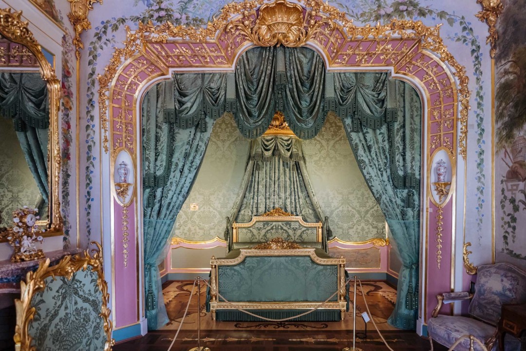 Штофная опочивальня