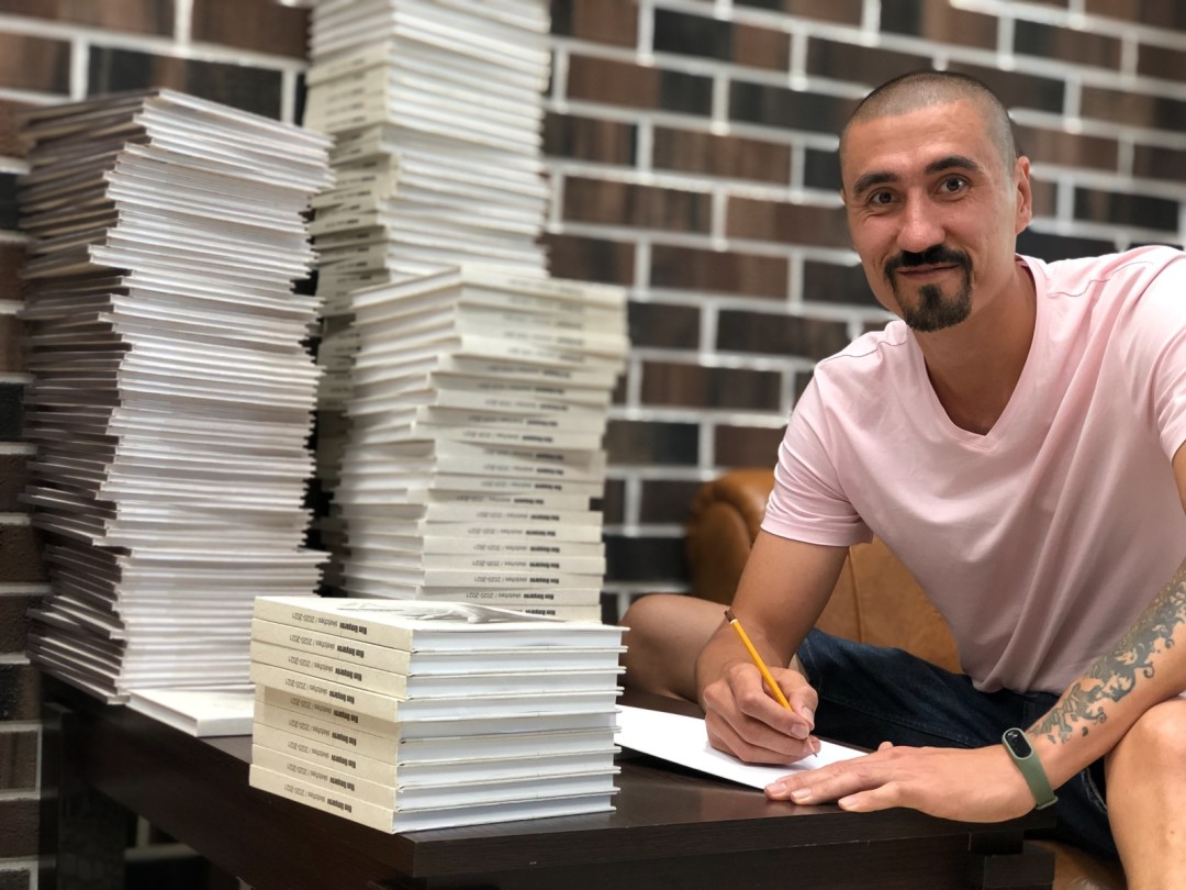 Автор подписывает пробный тираж учебника