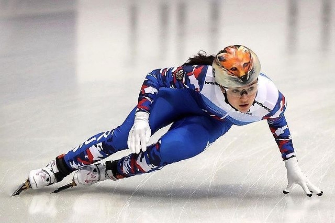 София Просвирнова, участница сборной России по шорт-треку, в шлеме с рисунком Рима Умярова