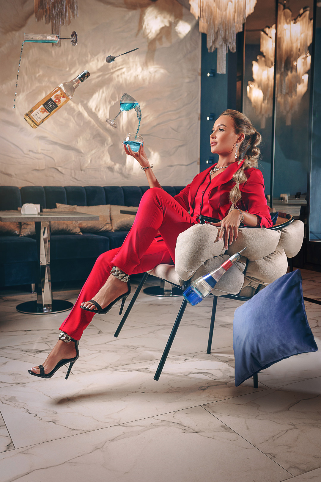 АЛЕКСАНДРА КОПЫЛОВА, владелица сети ресторанов MOLECULA BAR Костюм Primo Violino Цепочки, серьги, браслет «Ориона»