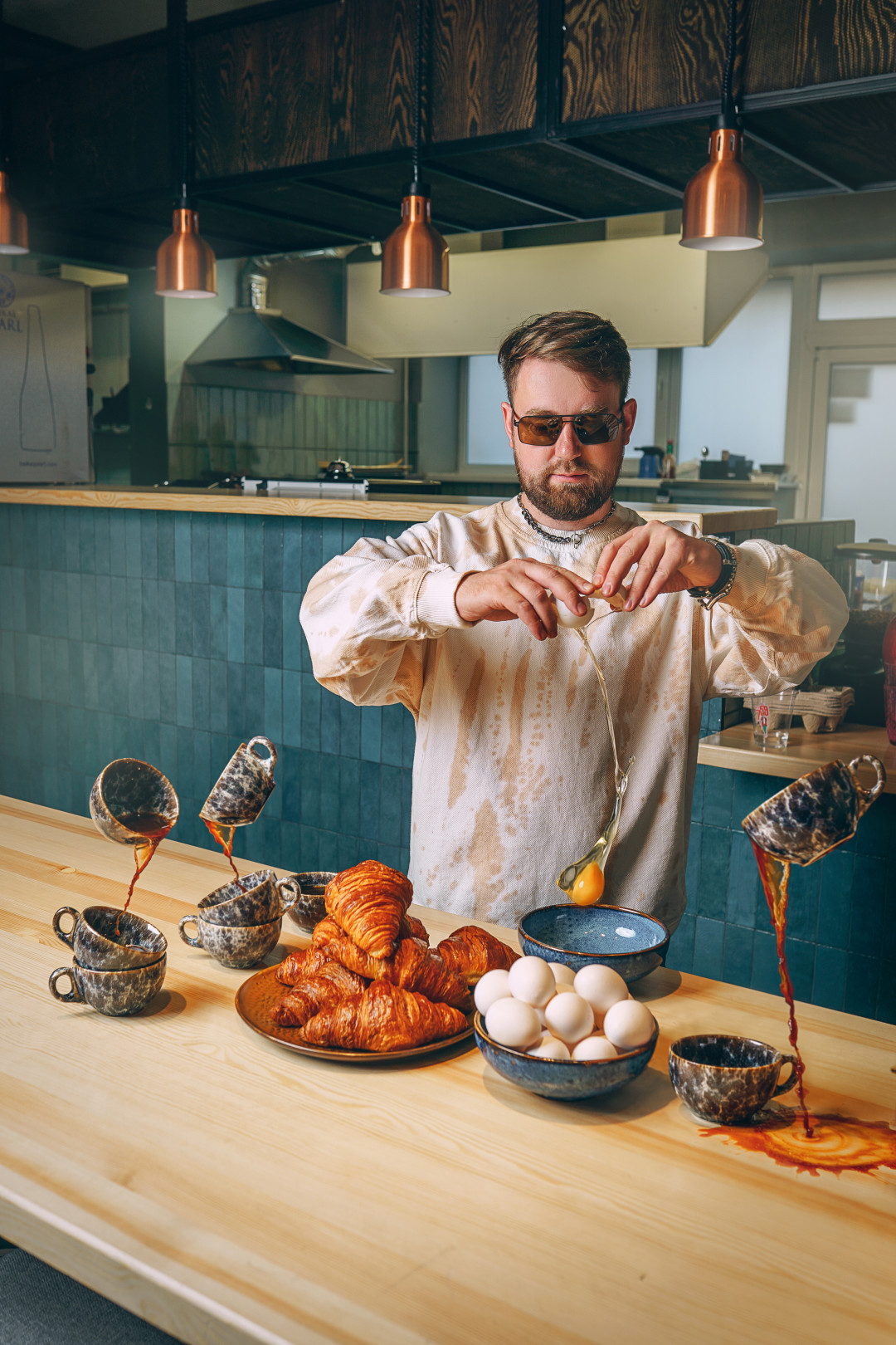 КОНСТАНТИН ТОРГУН, управляющий 7:59 ЗАВТРАКИ И КОФЕ Очки GRESSO оптика «Центр Зрения» Чокер, браслеты «Ориона