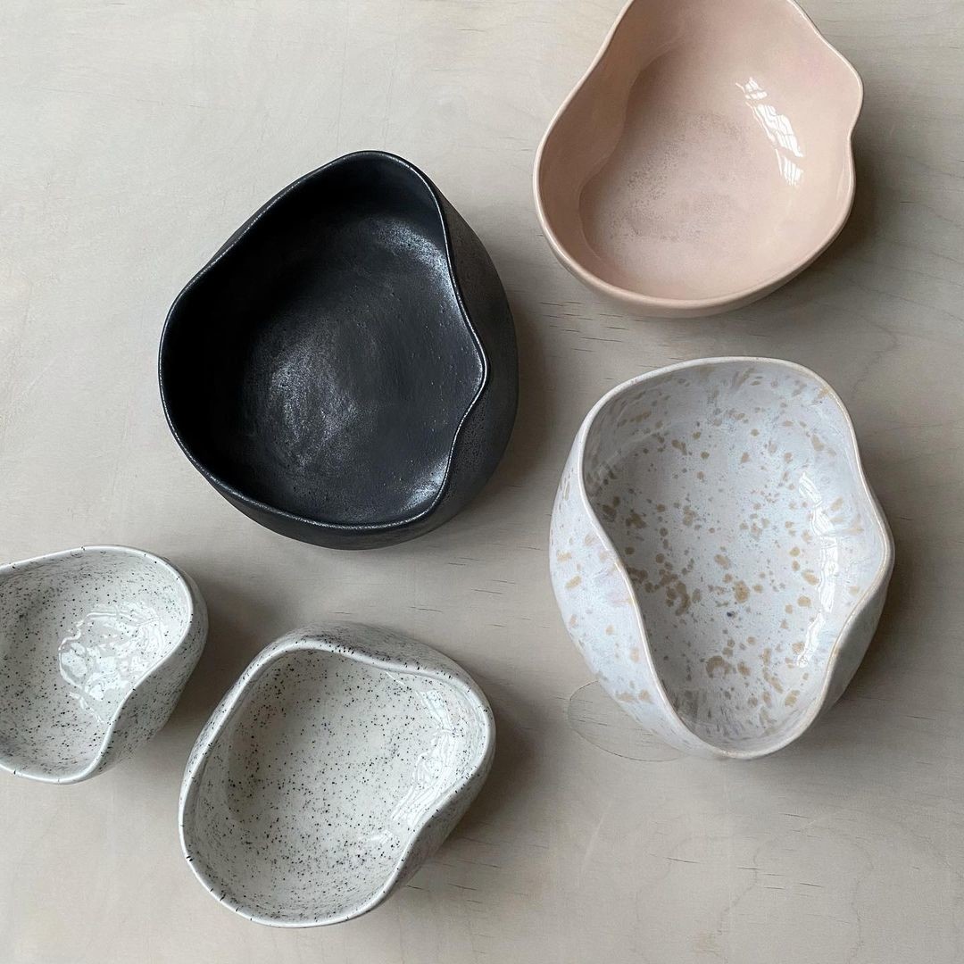 В скульптурные тарелки Nezhno Ceramics можно положить как фрукты, так и украшения