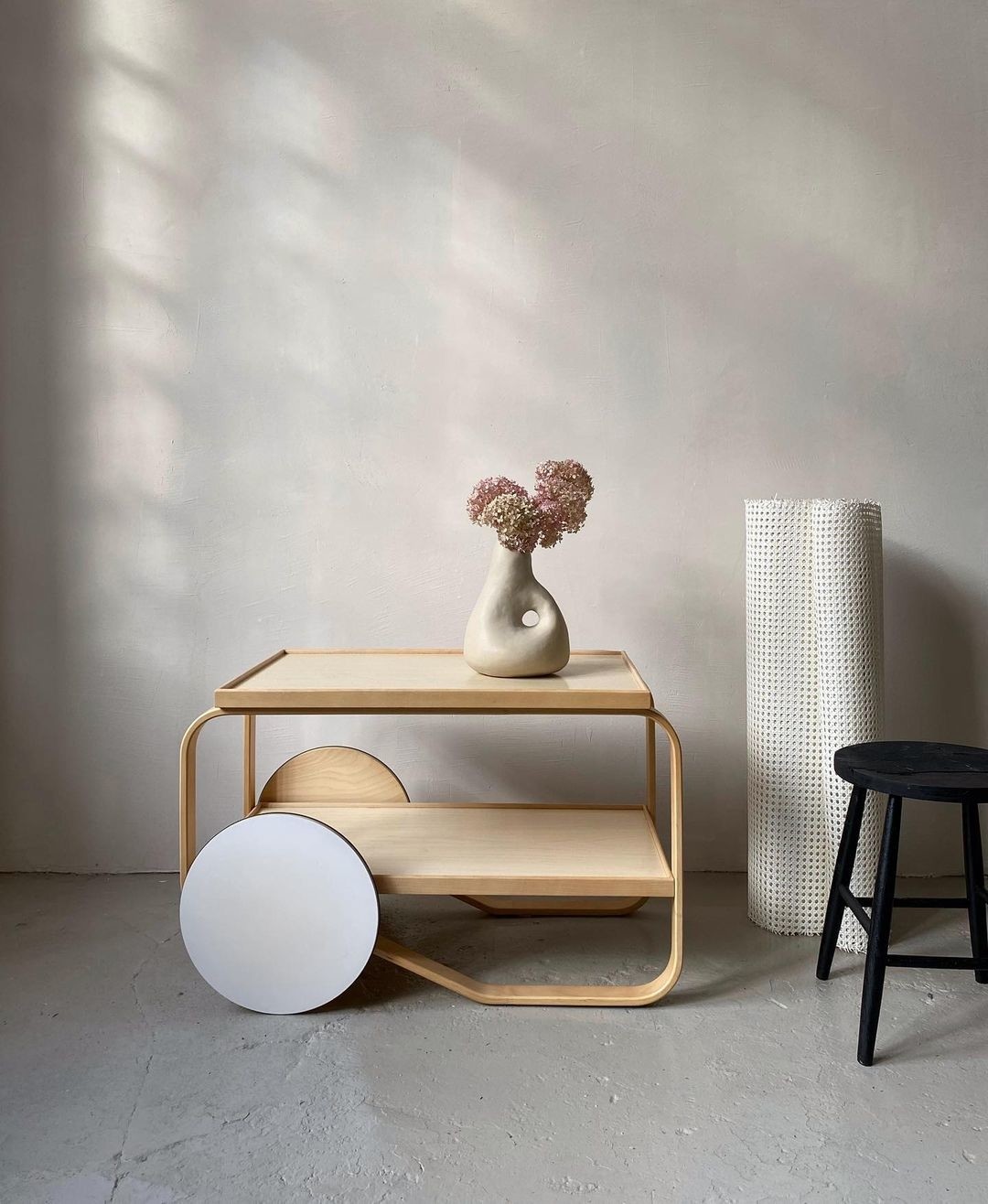 Скульптурная ваза на чайном столике авторства Алвара Аалто в студии Nezhno Ceramics