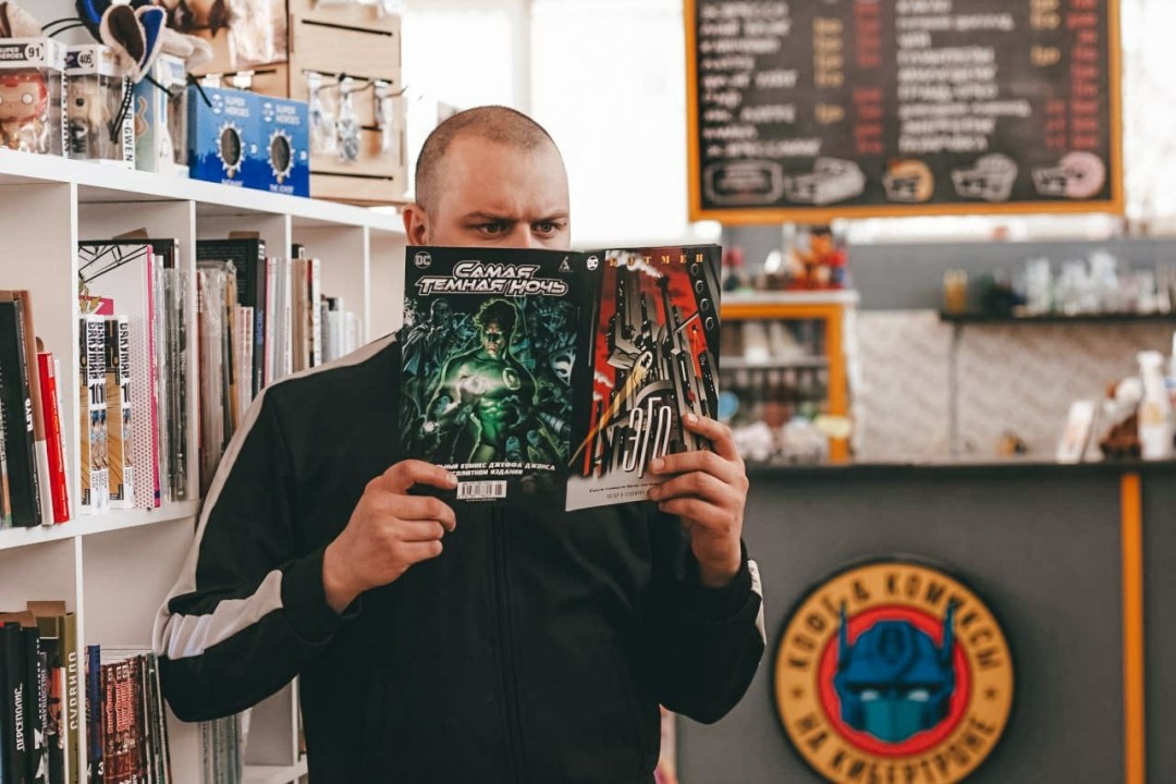 Искандер Булатов в лавке комиксов «На Кибертроне»