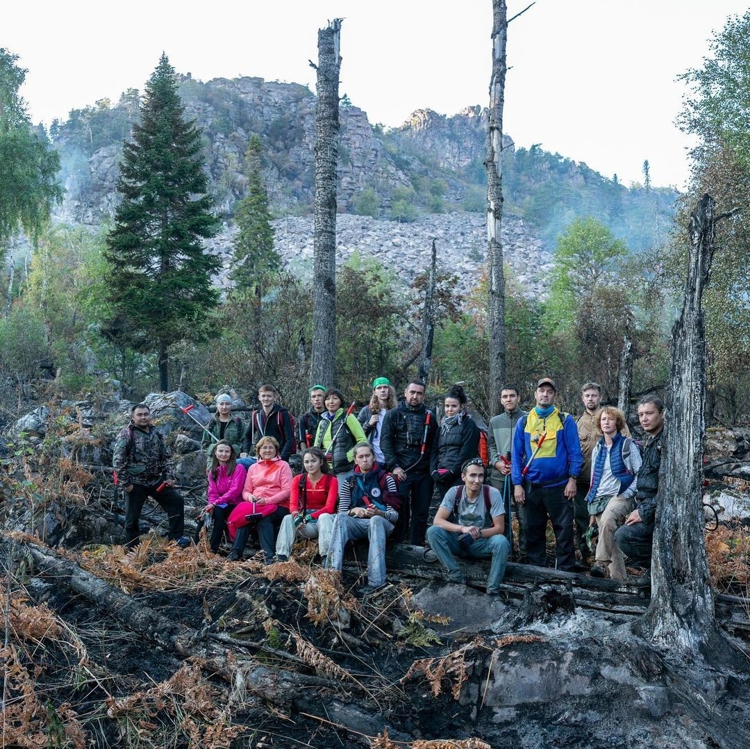 Олег Чегодаев с командой волонтеров на хребте Бахты