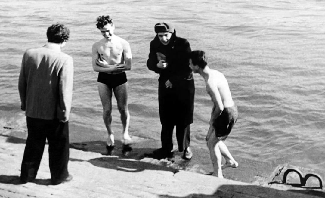 Открытие купального сезона на спуске перед зданием 12 коллегий в апреле 1956-го года. Владимир Уфлянд, Александр Шарымов, Михаил Красильников