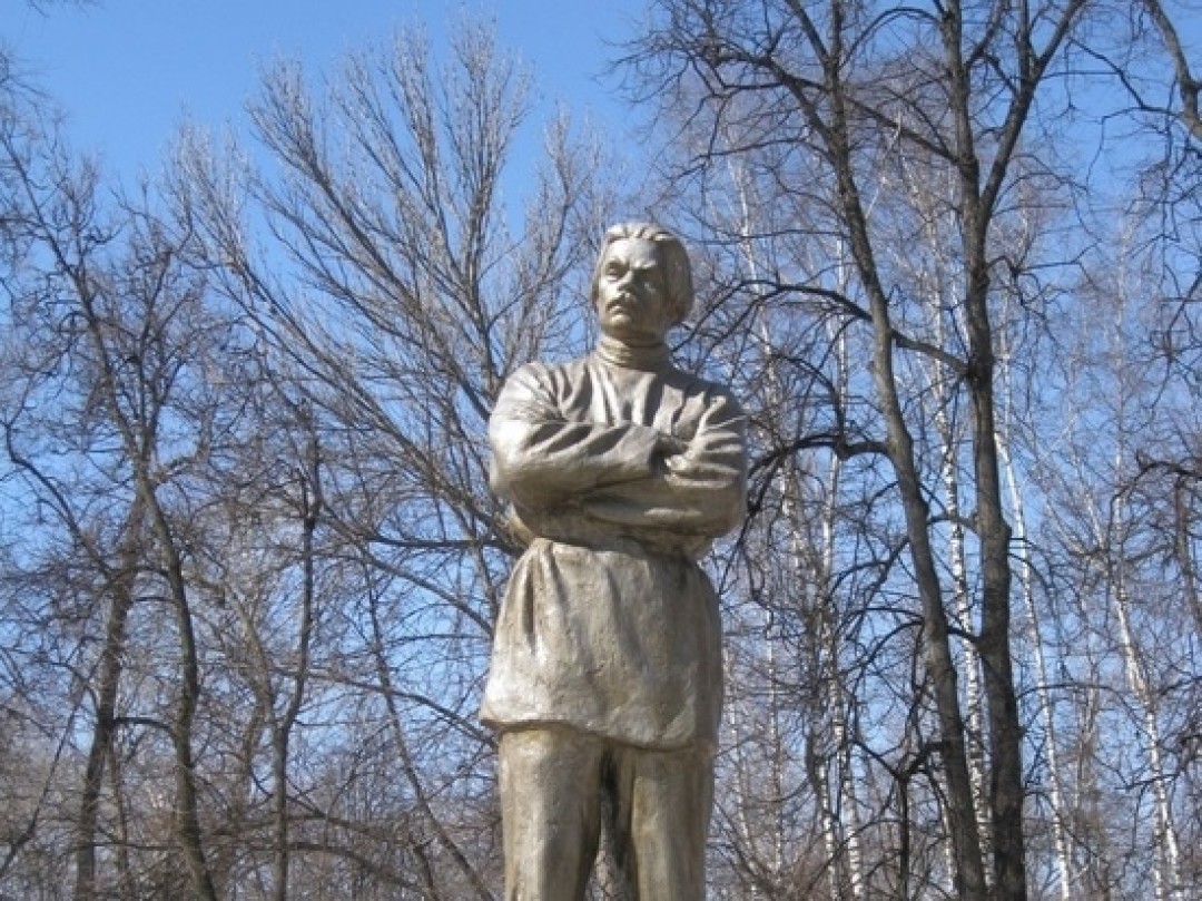 Ковалихинский сквер. Памятник Максиму Горькому парк Кулибина. Памятник Горькому в парке Кулибина Нижний Новгород. Памятники в парке Кулибина Нижний Новгород. Памятник Максиму Горькому в Москве в парке Горького.