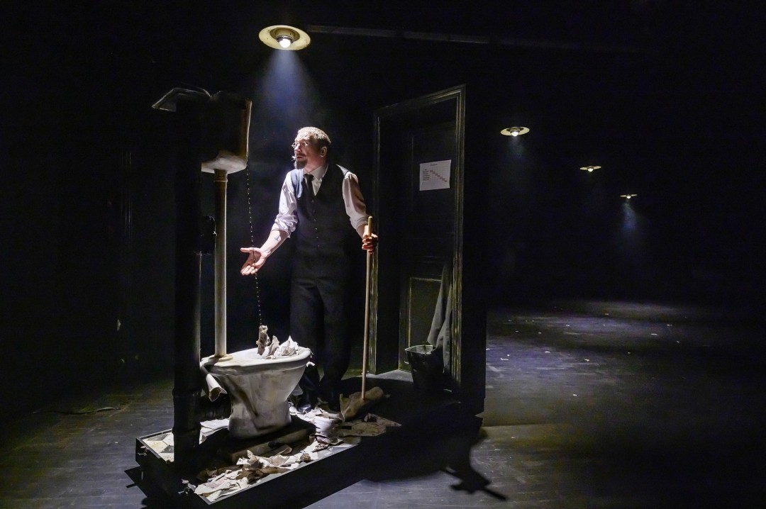 Иван Трус в спектакле «Товарищ Кисляков», фото: Владимир Постнов, предоставлены театром