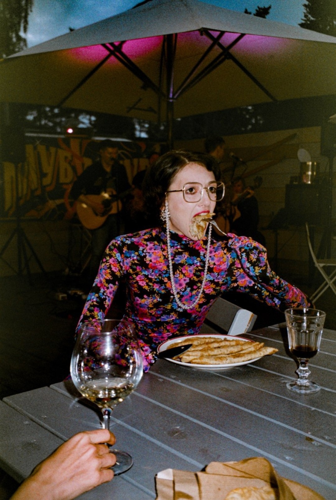 Алина Король, актриса, в платье Vetements (ДЛТ) в баре «Ларисочная»