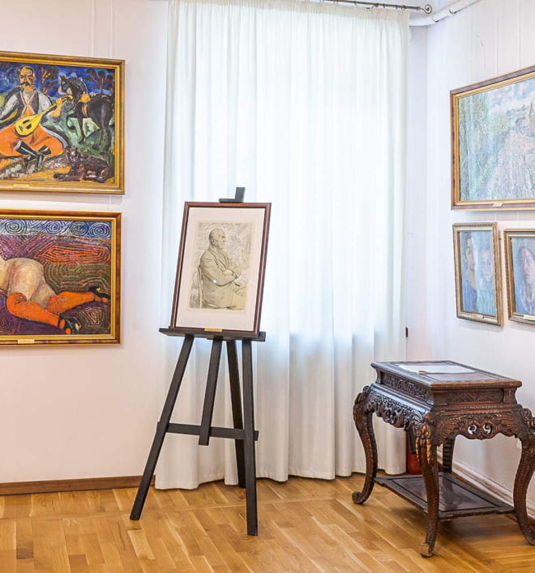 Экспозиция выставки «Давид Бурлюк, Людмила Михневич, Вацлав Фиала»