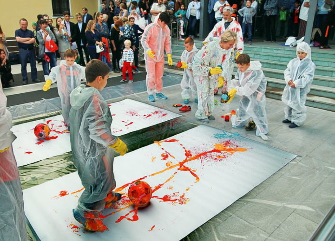 Перфоманс Валеры и Наташи Черкашиных на открытии выставки «Мяч в искусстве»
