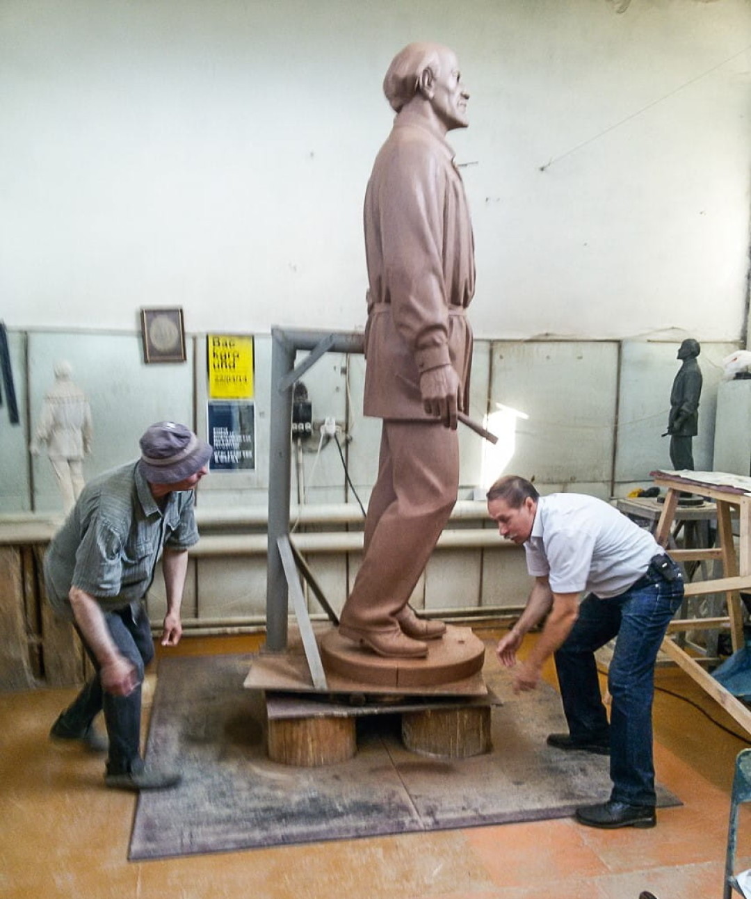 Скульпторы Фирдант Нуриахметов и Владимир Лобанов в процессе создания памятника Михаилу Нестерову, установленного во дворе музея