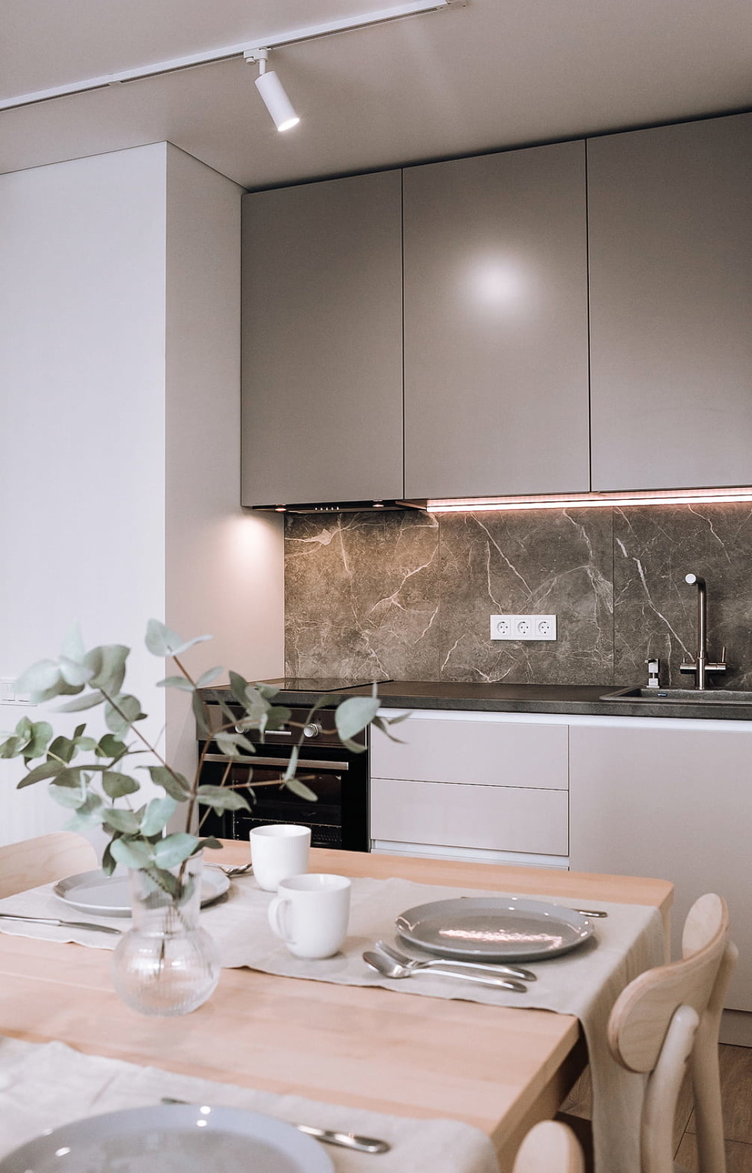 У нас не было задачи создать большую кухню, поэтому гарнитур вписали в нишу