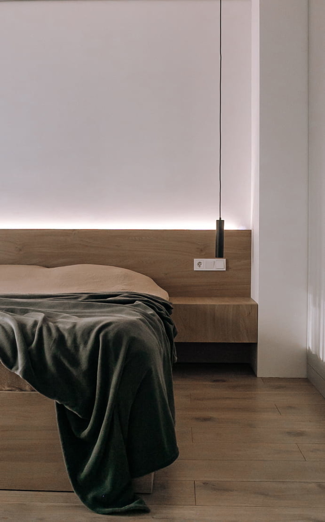 Освещение позволило зонировать пространство спальни