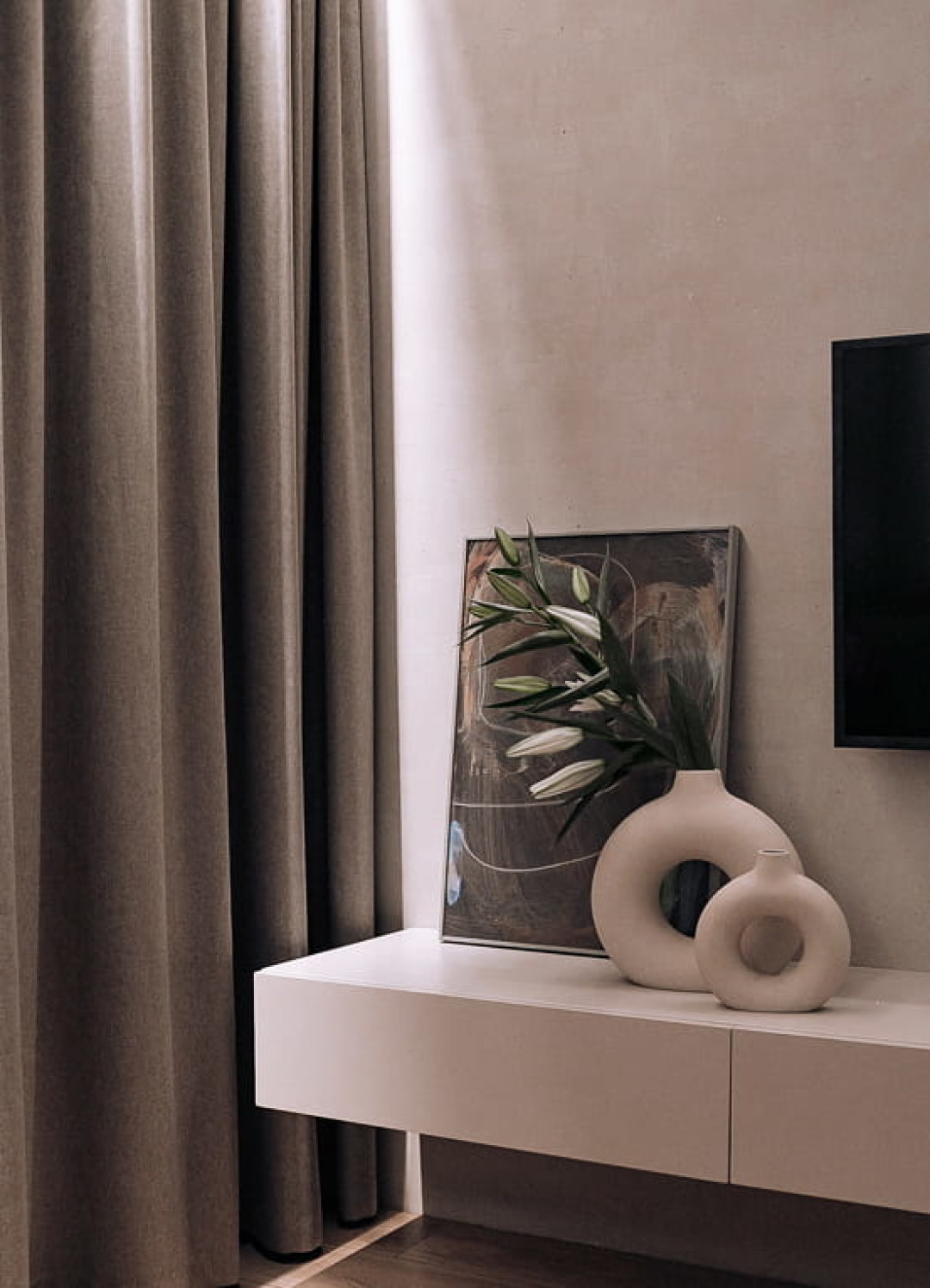 Один из конструктивных выступов выделили с помощью декоративной штукатурки