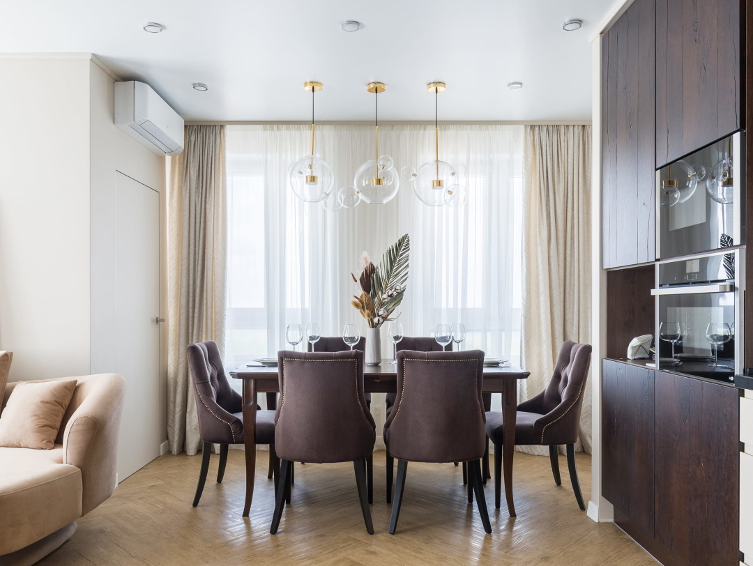 Важная часть этого интерьера — столовая группа. Владельцы квартиры часто принимают гостей, поэтому им было важно установить большой удобный стол рядом