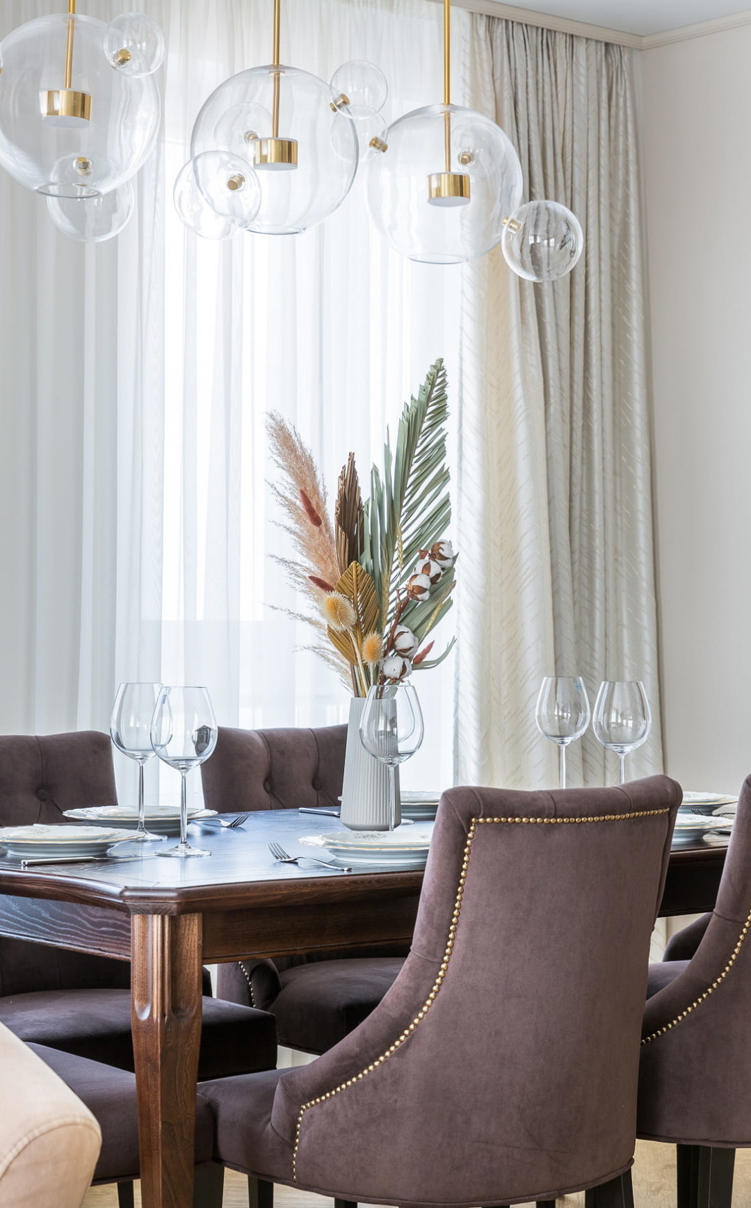 Обеденную группу дополнили легкими светильниками из стекла. Выключатели и розетки в бежевой гамме