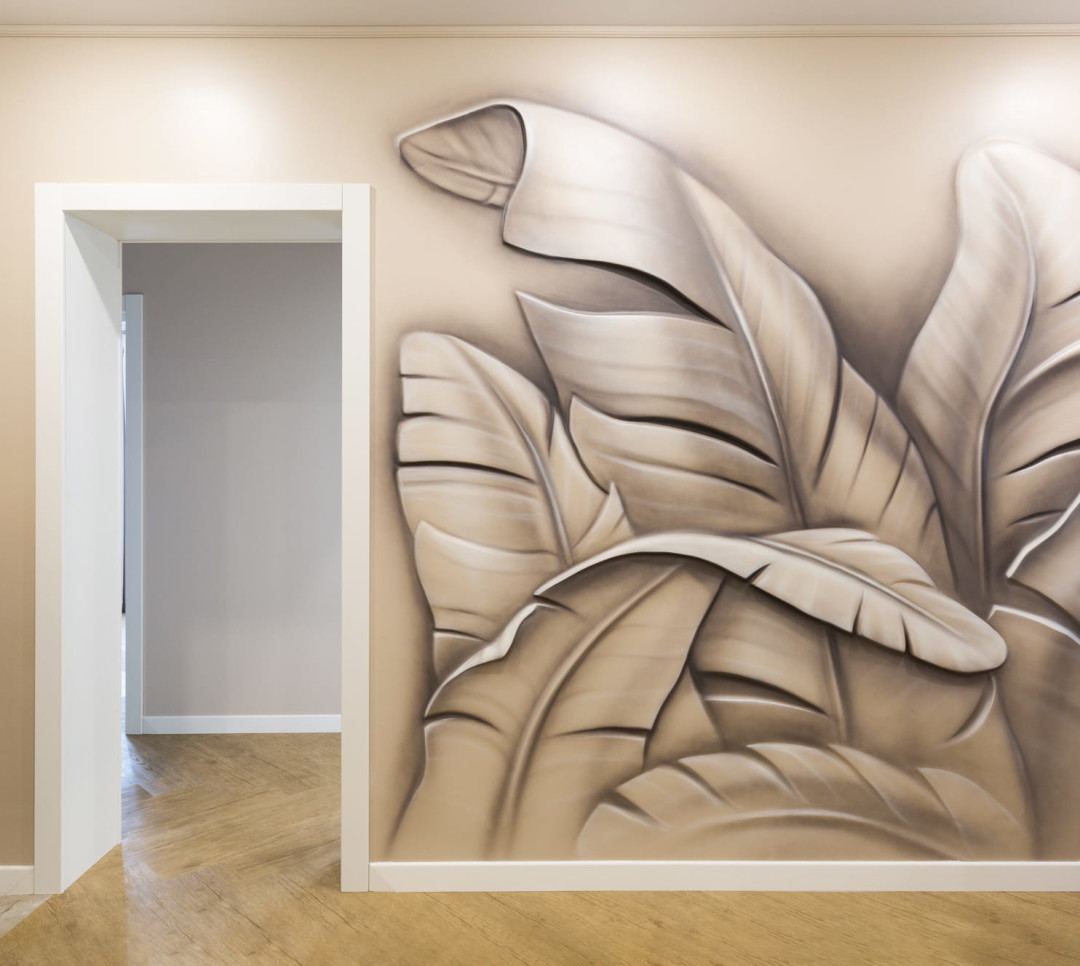 Рельефное панно в прихожей создал Азат Кагиров