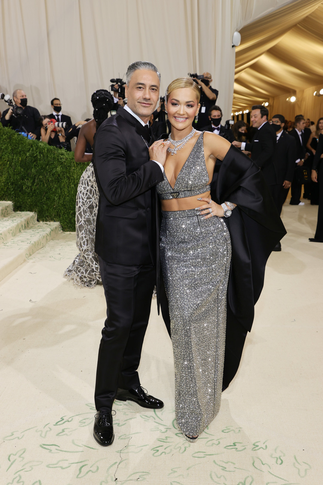 Тайка Вайтити в украшениях Cartier и Рита Ора в Prada