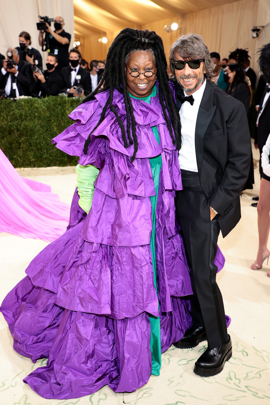 Вупи Голберг в Valentino Haute Couture и Пьерпаоло Пиччоли