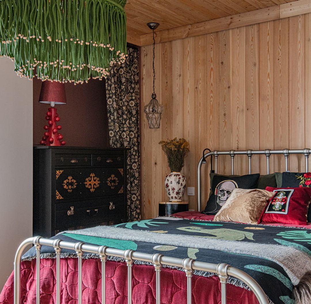 Практически в каждой комнате предусмотрен общий основной сценарий освещения, а также установлены дополнительные точечные источники света