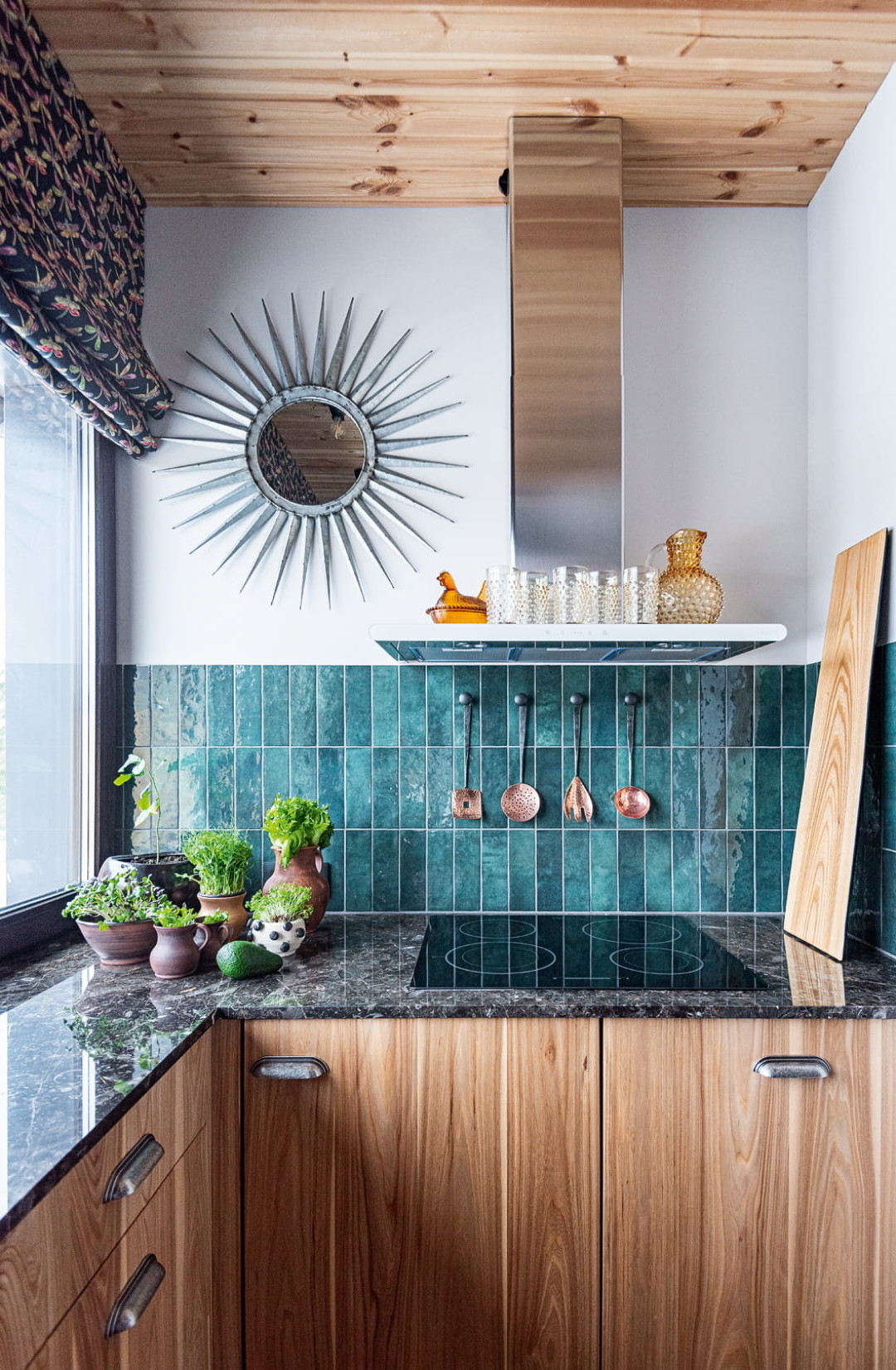 Шкафы кухонного гарнитура выполнены из древесины ильма, который отличается высокой прочностью и стойкостью к влаге