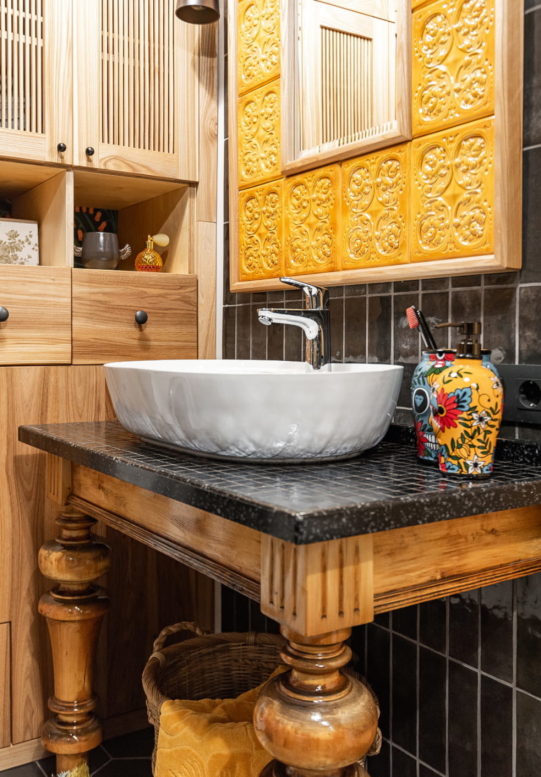 Глянец настенной керамической плитки отлично гармонирует с древесной фактурой систем хранения