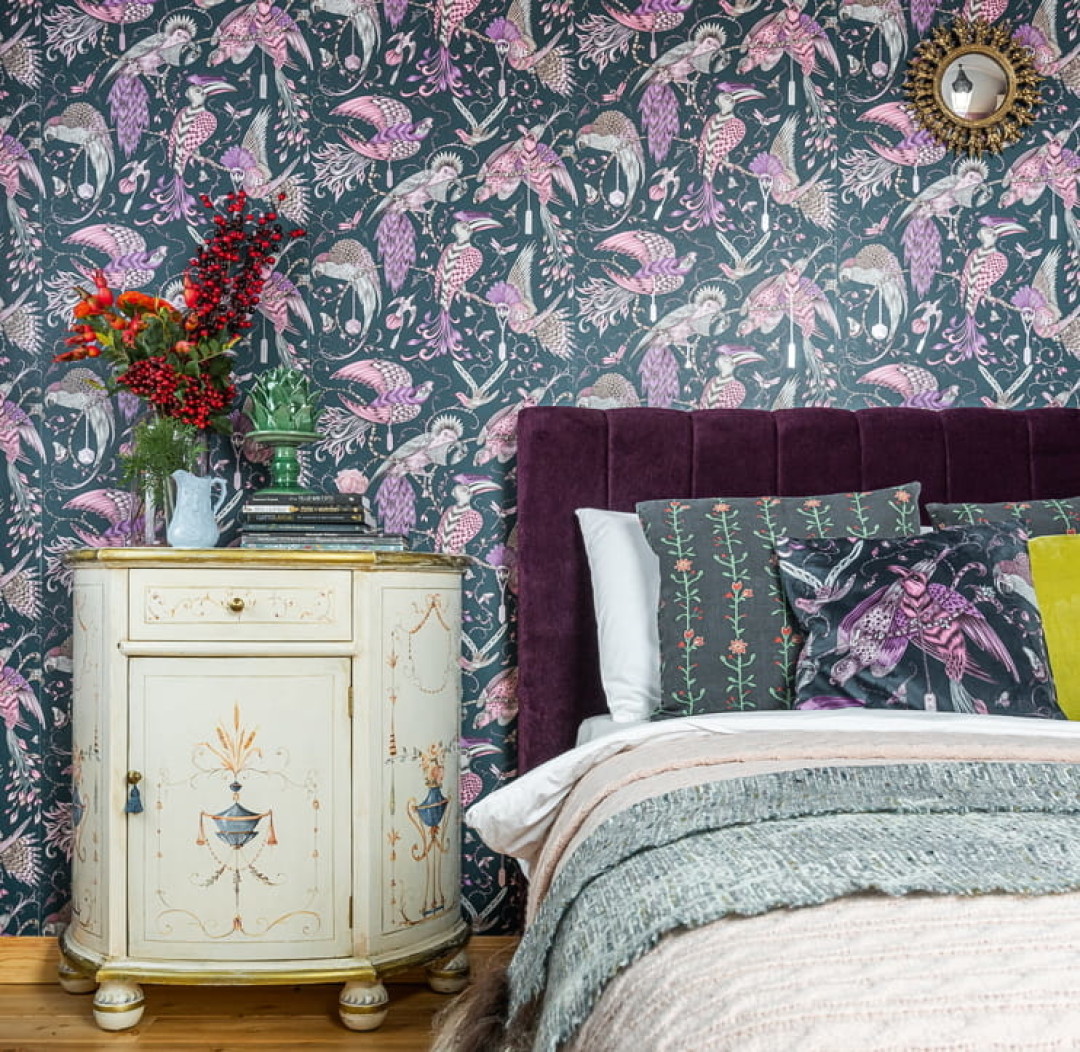 Роль прикроватной тумбы в спальне дочери играет винтажный отреставрированный комод