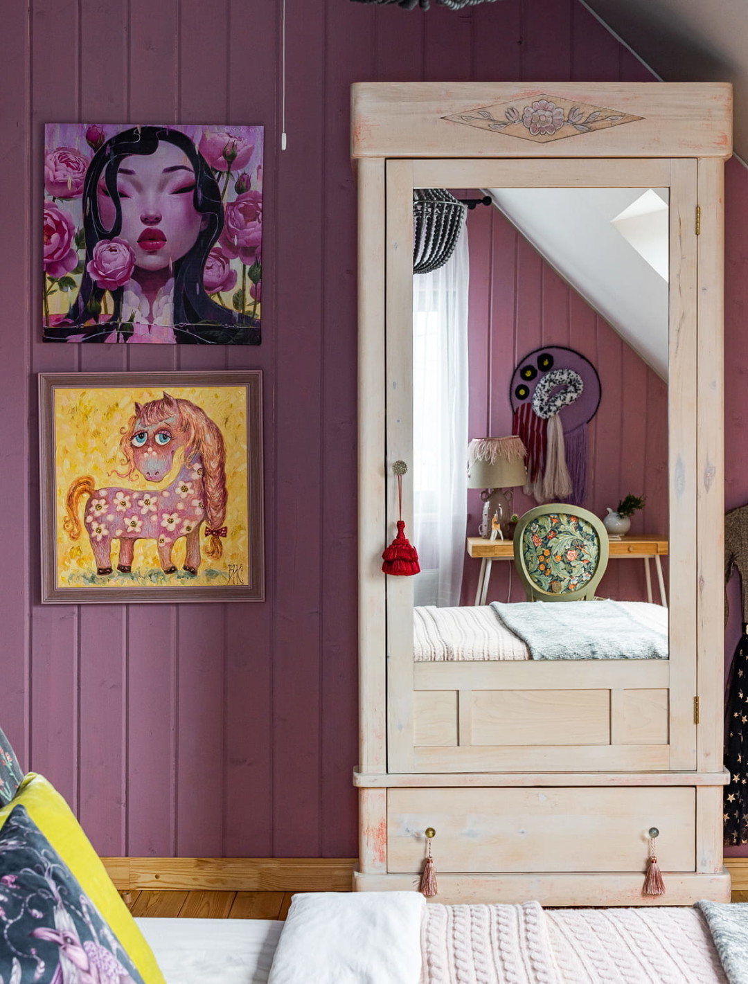 Антикварный шкаф примечателен множеством акцентов, рисунков, что не характерно для 1950-х годов