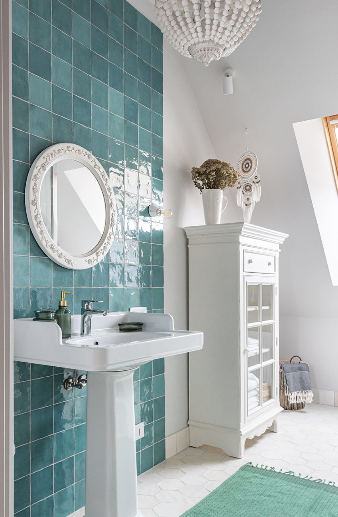 Комната заиграла по-новому за счет использования керамической плитки разных форм и оттенков