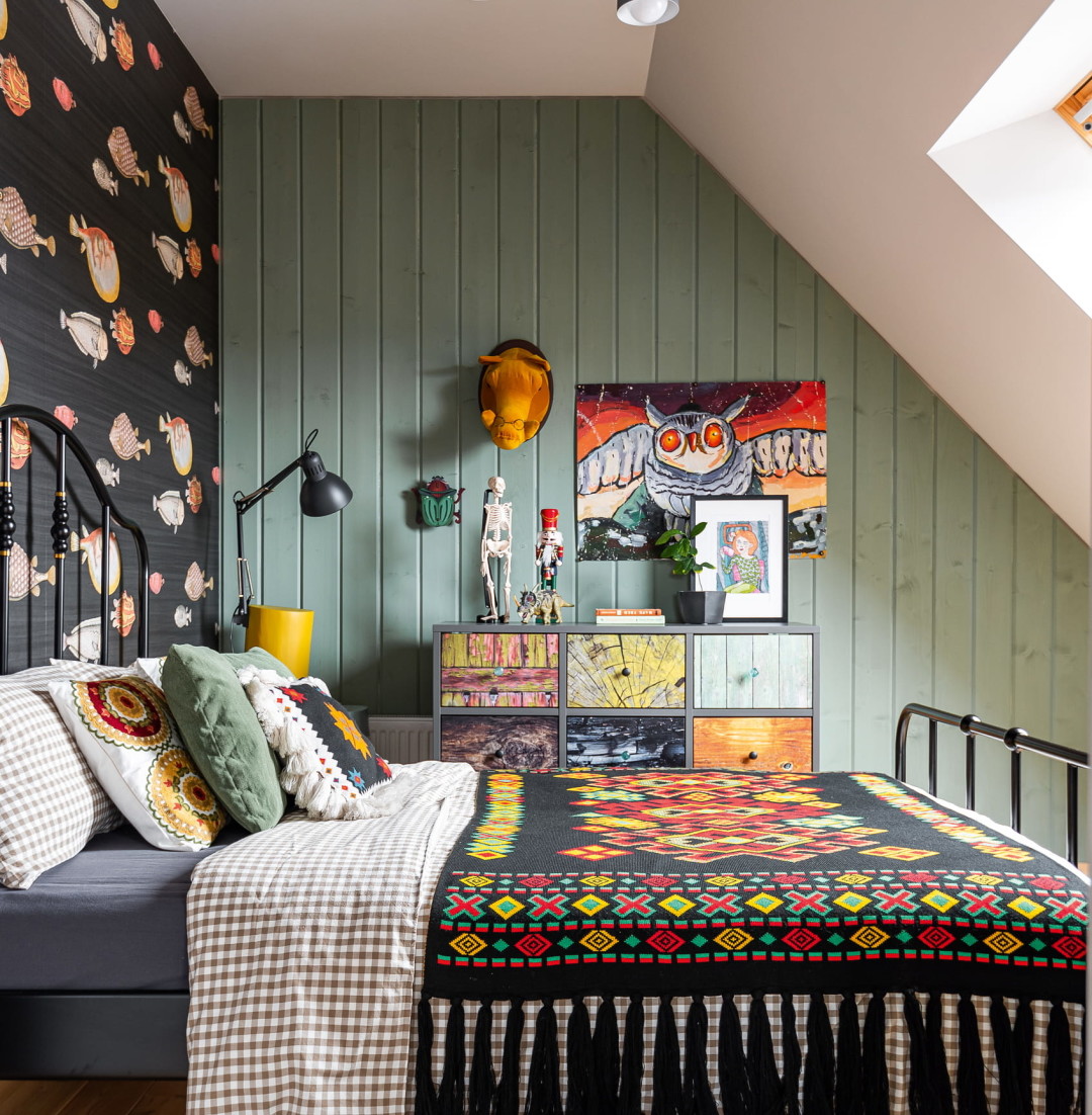 Комод, который стоит в спальне сына, был специально расписан художником для этого проекта